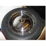 En stable Mangels fælge med firestone F-560 dæk påmonteret.